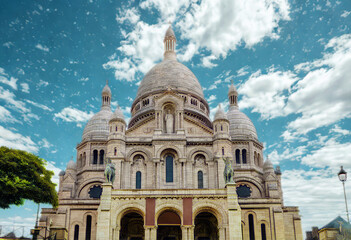 Fototapeta premium Majestic sacr c ur basilica under a blue sky with clouds