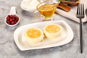 Roasted cheesecakes - Syrniki with honey