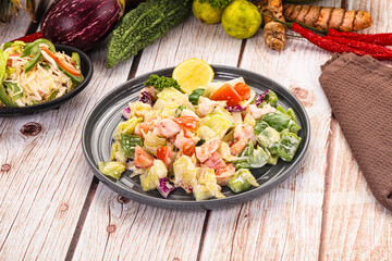 Salad with prawn and vegetables
