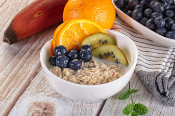 Oats porridge with blueberry, kiwi and orange