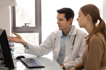 Obraz premium Professional medical worker explaining diagnose or treatment plan to patient