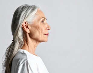 Obraz premium Portrait of a Senior Woman with Gray Hair and Serious Expression 白髪の高齢女性のポートレート（真顔・正面）
