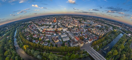 Ausblick auf das morgendliche Augsburg rund um die Wertach-Auen am Thelottviertel