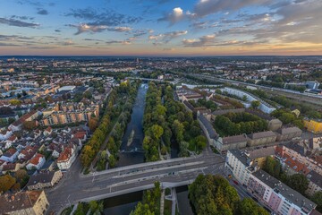 Fototapeta premium Ausblick auf das morgendliche Augsburg rund um die Wertach-Auen am Thelottviertel
