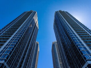 下から見上げた高層ビル群と青空
