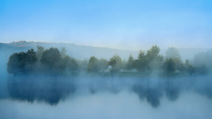 Obraz premium Foggy morning at lake Kratzmühlsee