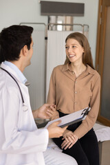 Obraz premium Patient talking with male doctor during appointment