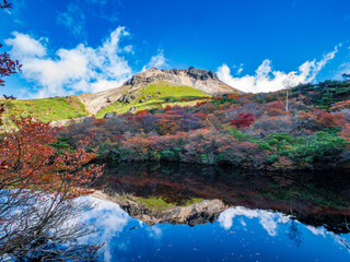紅葉の逆さ茶臼（ひょうたん池）