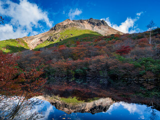 紅葉の逆さ茶臼（ひょうたん池）