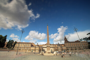 Piazza del popola a Roma. Scatto a lunga esposizione in pieno giorno.
