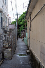 街中の細い一本道の裏通り