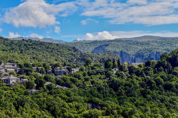 Naklejka premium Traditionelle Steinhäuser in der Region Monodendri-Zagori (Zagorochoria) in Epirus, Griechenland