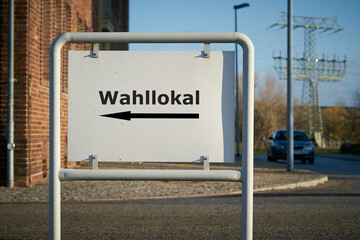 Schild mit der Aufschrift Wahllokal in einer deutschen Stadt