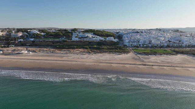 vista a&eacute;rea del municipio de Conil de la frontera y su playa de bateles en la provincia de C&aacute;diz, Espa&ntilde;a