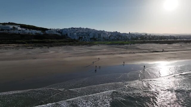 vista a&eacute;rea del municipio de Conil de la frontera y su playa de bateles en la provincia de C&aacute;diz, Espa&ntilde;a