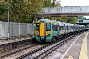 Obraz premium Train arriving at a quiet station