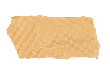 Un morceau de carton brut rectangle et déchiré sur un fond transparent. Un espace de copie.