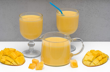 Przepyszny napój z mango i kefiry, Mango Lassie, koktajl z owoców tropikalnych 