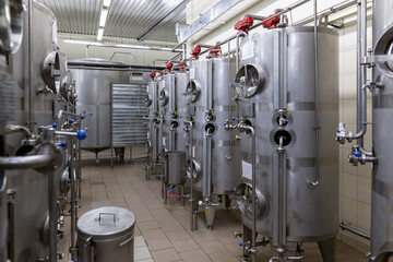 Stainless steel barrels and tanks and other containers for liquids in the food industry. Industrial production of alcoholic or soft drinks.