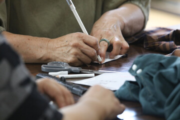 	帽子を手作りする女性