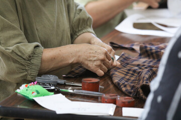 	帽子を手作りする女性