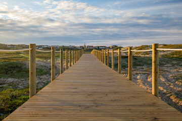 Obraz premium Detalhe de estrutura de madeira sobre as donas da praia. Passadiço de madeira tratada.