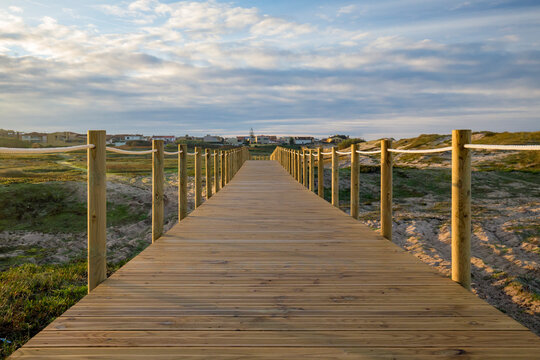 Detalhe de estrutura de madeira sobre as donas da praia. Passadi&ccedil;o de madeira tratada.