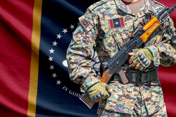 Obraz premium Mississippi new US state flag with soldier holding assault rifle in front of it