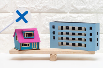 戸建て住宅とマンションを比較して、戸建て住宅側にバツ印