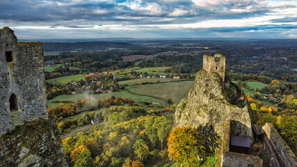 Mittelalterliche Burgruine Trosky im herbstlichen Böhmischen Paradies