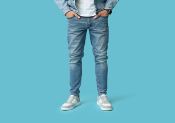 Naklejka premium Stylish man in jeans and denim jacket on blue background