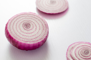 sliced red onion