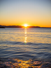 海から昇る朝日
