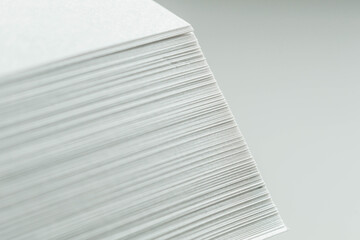 机の上に積まれた用紙