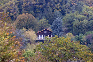 Petit chalet perdu dans la montagne d'automne