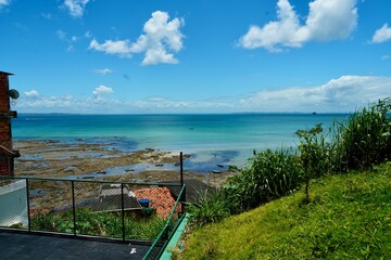 Obraz premium Casas da comunidade moldando a vista da Praia de Mont Serrat com o mar ao fundo | Community houses framing the view of Mont Serrat Beach with the sea in the background