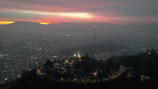 Atardecer cerro san crist&oacute;bal con la virgen iluminada, vista a&eacute;rea desde Dron