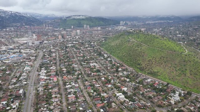 Cerro Cal&aacute;n desde Las Condes, vista a&eacute;rea de Dron