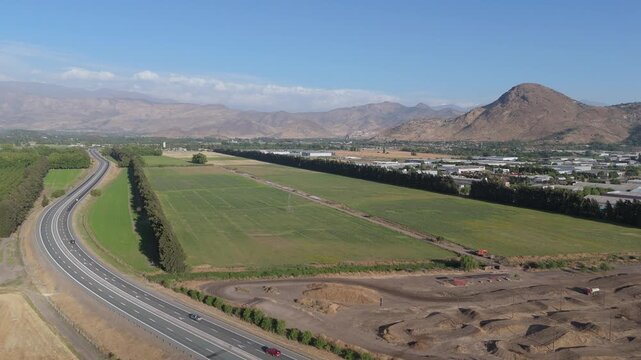 Carretera periferia de Santiago, Lampa, con campos a los costados, vista a&eacute;rea