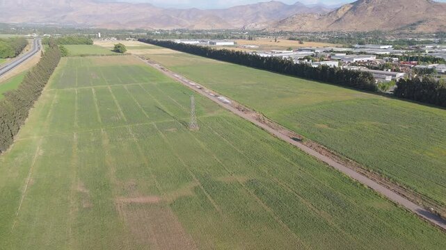 Campo se revela entre valles y torres el&eacute;ctricas, vista a&eacute;rea con dron