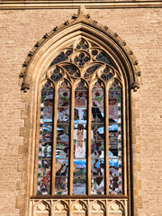 Buntglasfenster und gotische Architektur