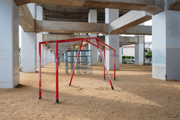 高架下の公園の遊具