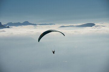 Gleitschirmflieger in den französischen Alpen