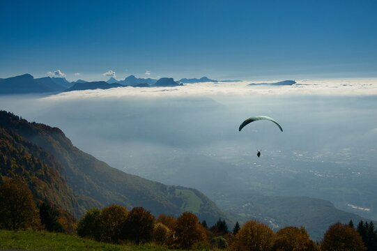 Gleitschirmflieger in den franz&ouml;sischen Alpen