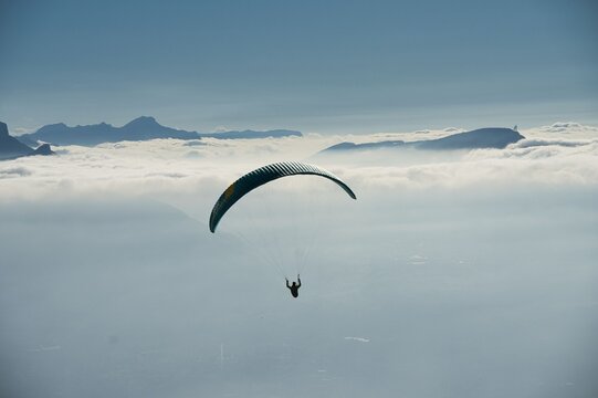 Gleitschirmflieger in den franz&ouml;sischen Alpen