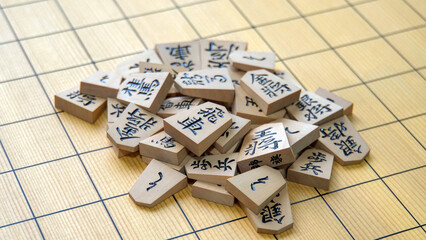盤上に置かれた将棋の駒の山
