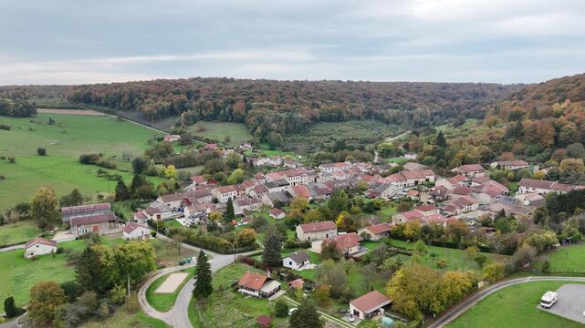 vue a&eacute;rienne du village de Mont-devant-Sassey, dans la Meuse, avec sa superbe &eacute;glise romane du XI&egrave;me si&egrave;cle sur les contreforts de l'Argonne. Paysage d'automne en Lorraine.