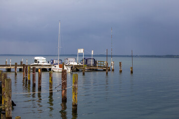 alter hafen mit alten booten.