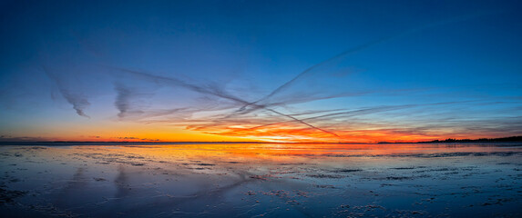 Traumhafte Lichtstimmung &uuml;ber der Nordsee als Panoramaaufnahme