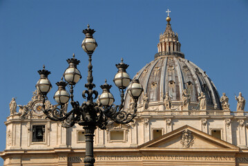 Candélabre monumentaux de la Place Saint-Pierre de Rome, Italie